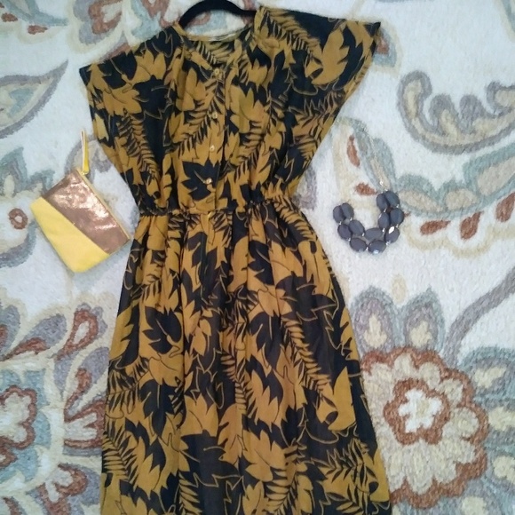 Dresses & Skirts - Beautiful vintage black and gold dress